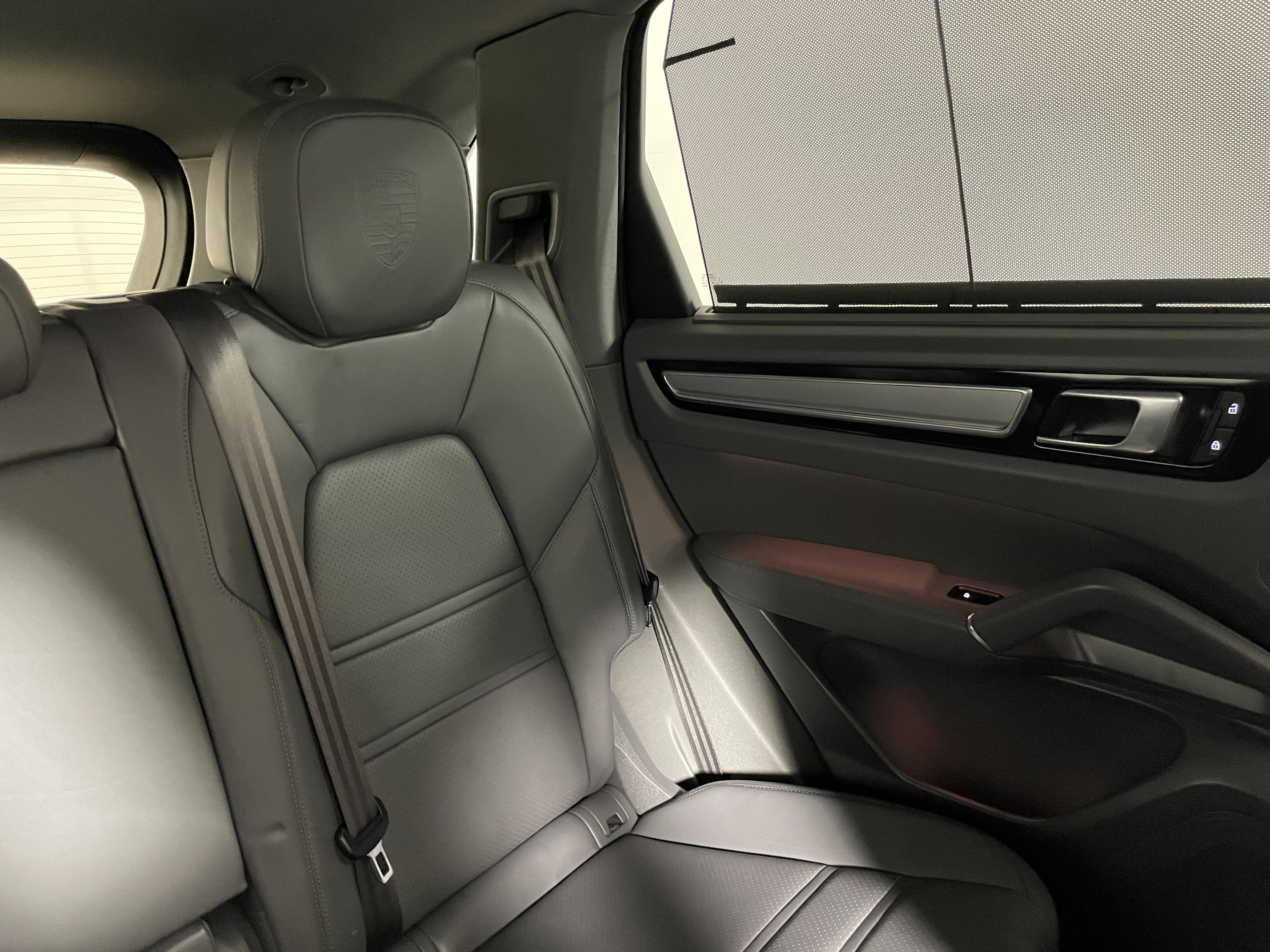 Certified 2023 Porsche Cayenne Platinum Edition image 17