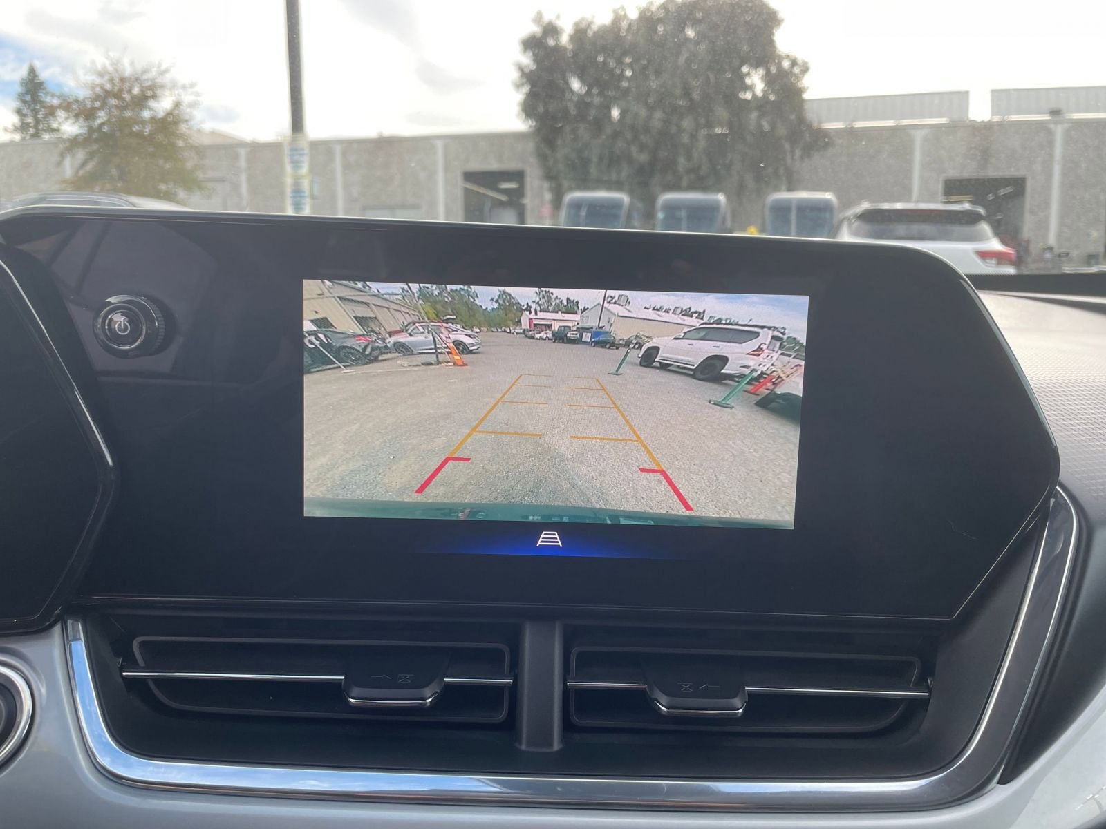 Used 2025 Chevrolet Trax LT w/ LT Convenience Package image 17