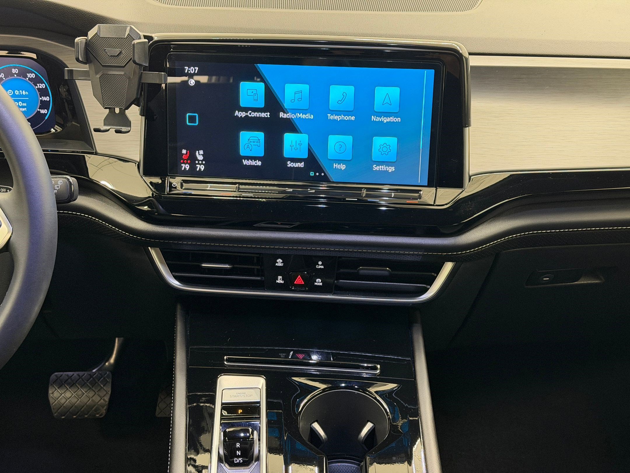 Used 2024 Volkswagen Atlas Cross Sport SE image 26