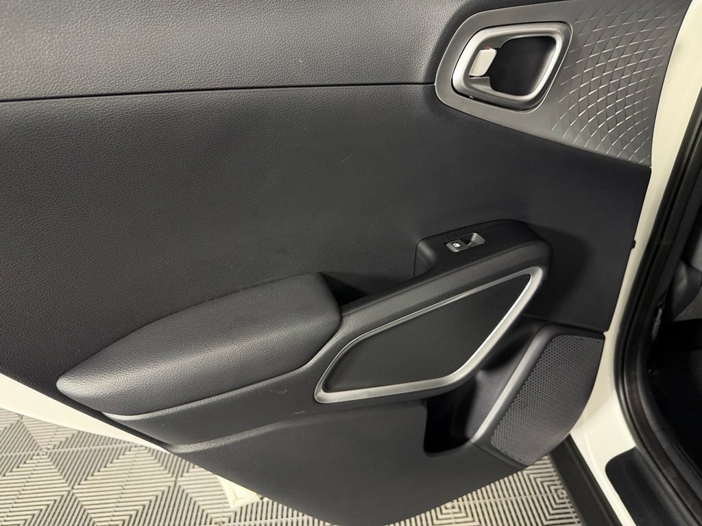 Used 2025 Kia Soul LX w/ LX Technology Package FWD image 26