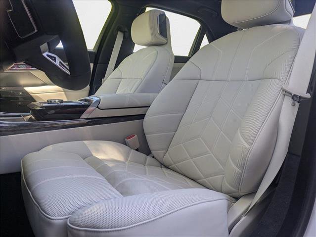 New 2025 BMW 750e xDrive w/ Premium Package image 4