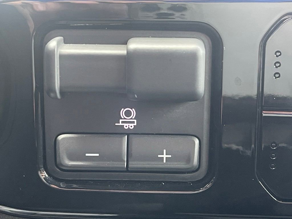 Used 2023 GMC Sierra 1500 SLE AWD/4WD image 2