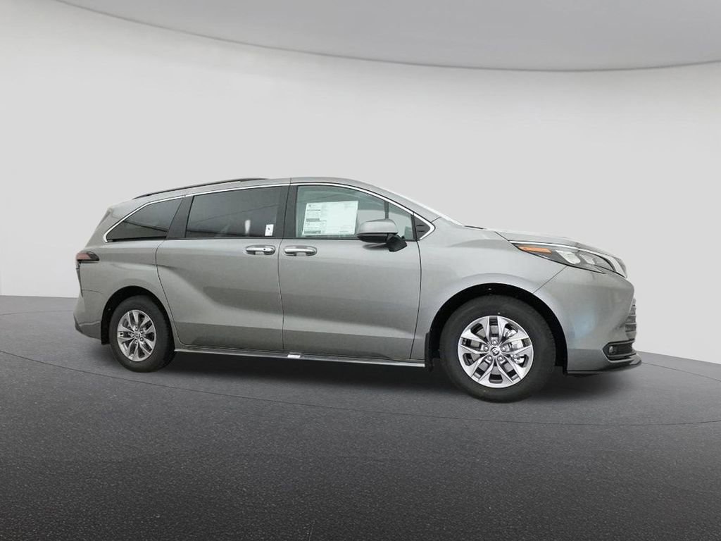 New 2026 Toyota Sienna XLE image 28