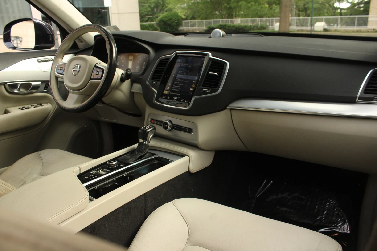 Used 2017 Volvo XC90 T6 Momentum AWD/4WD image 28