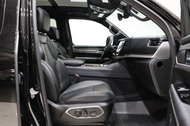Used 2025 Jeep Wagoneer 4WD w/ Premium Group I image 40