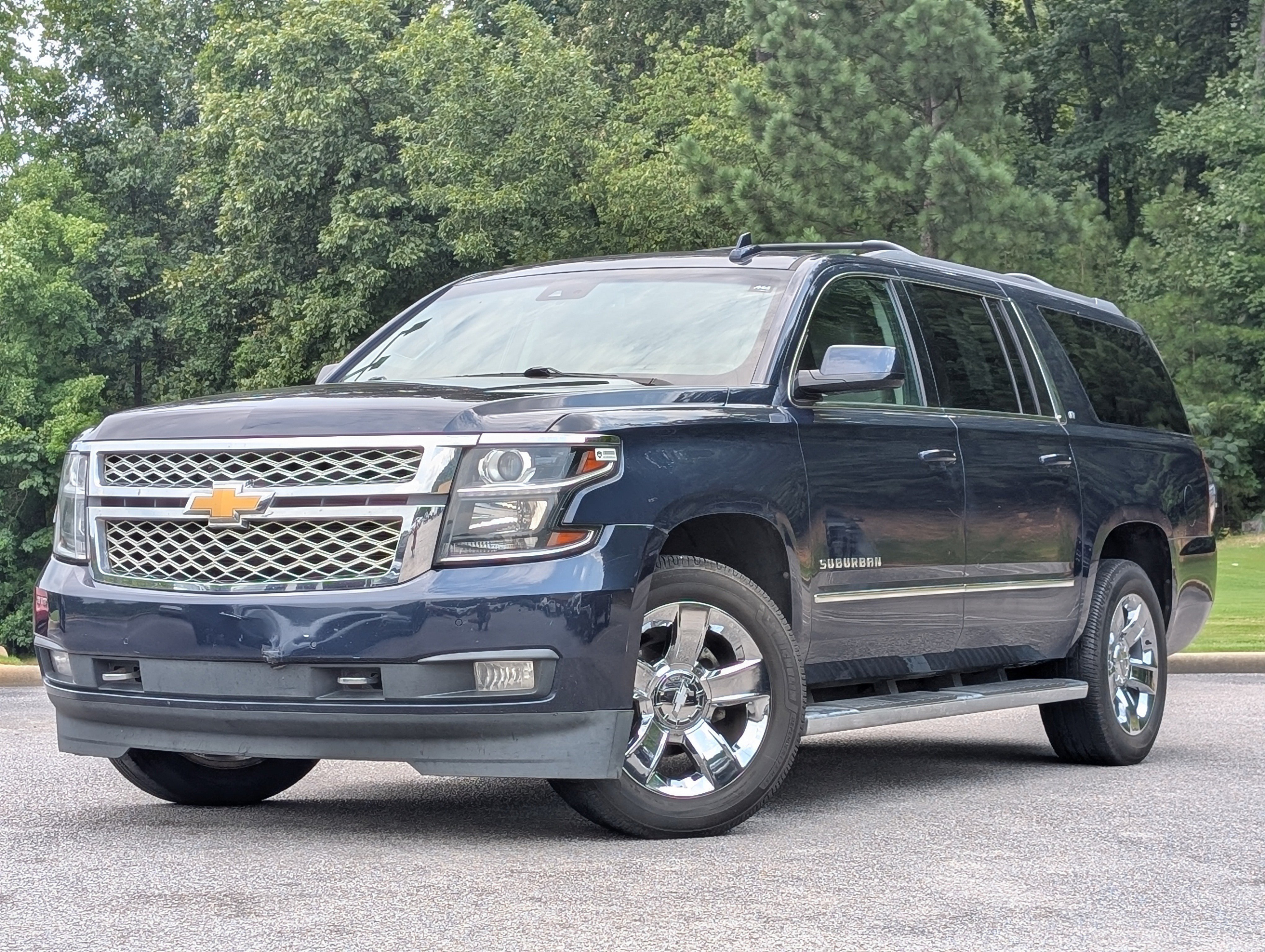 Used 2018 Chevrolet Suburban LT w/ LT Signature Package RWD image 4