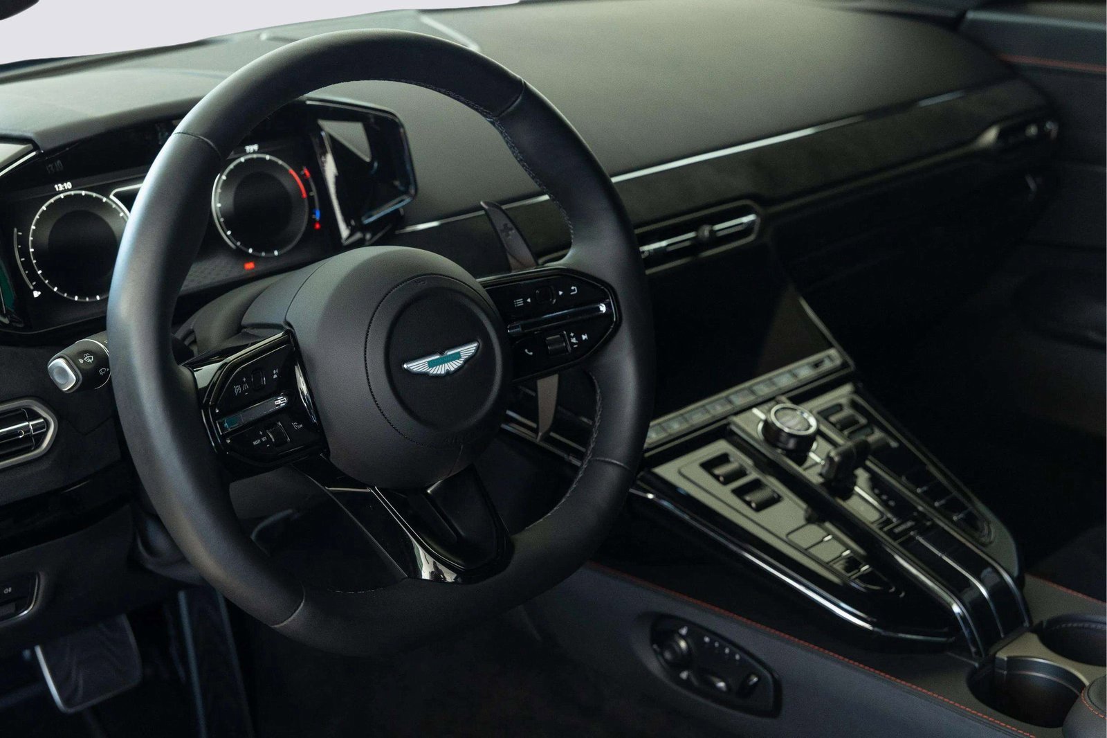 Used 2025 Aston Martin V8 Vantage Coupe image 11