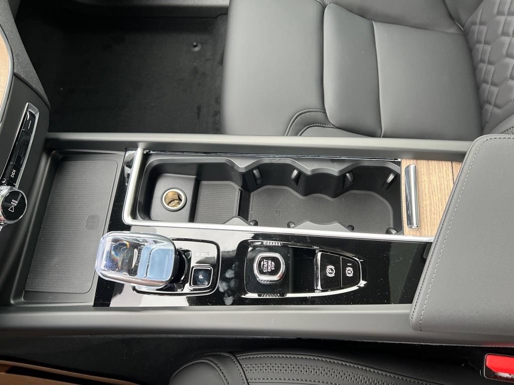 New 2026 Volvo XC60 B5 Plus w/ Protection Package Premier AWD/4WD image 18