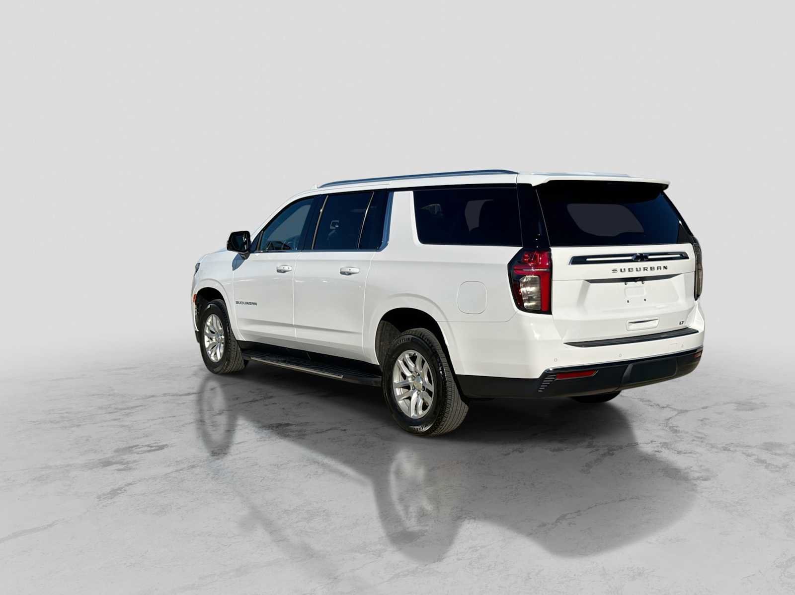 Used 2024 Chevrolet Suburban LT w/ Luxury Package AWD/4WD image 4