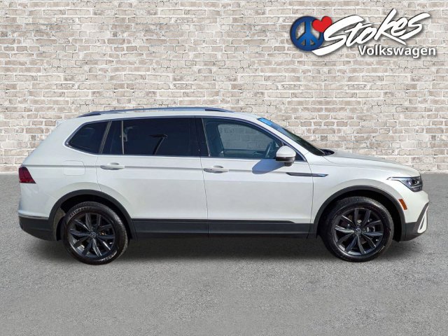 Certified 2023 Volkswagen Tiguan SE w/ Panoramic Sunroof Package FWD image 3