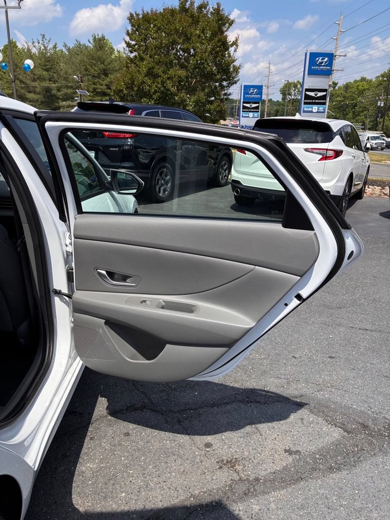 Used 2025 Hyundai Elantra Hybrid FWD image 42