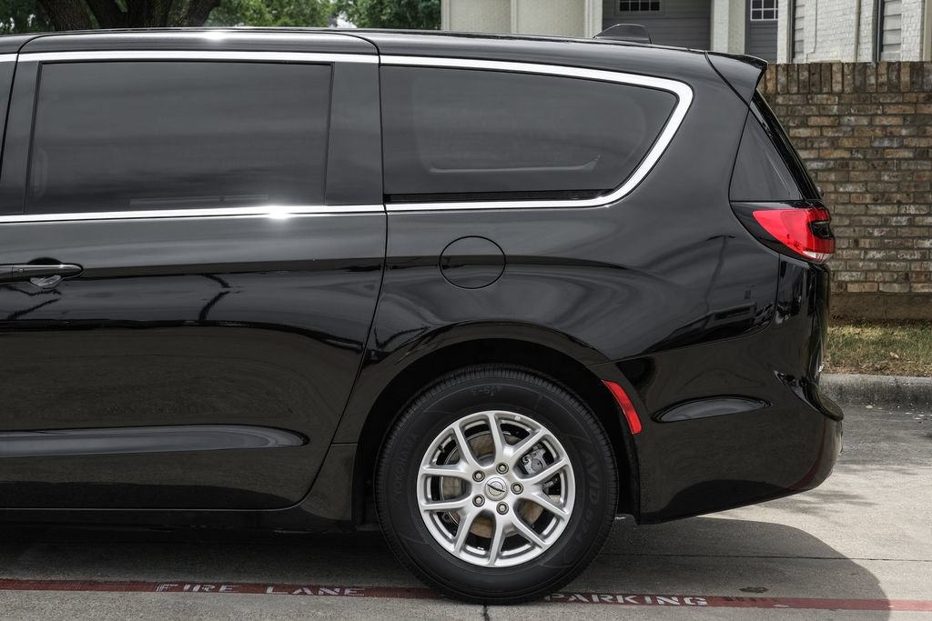Used 2024 Chrysler Pacifica Touring-L FWD image 22
