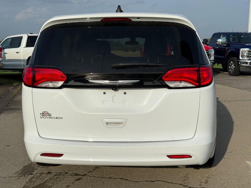 Used 2022 Chrysler Voyager LX image 4