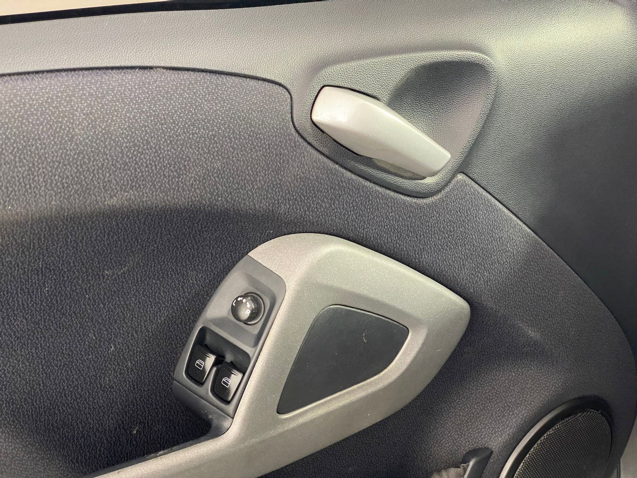 Used 2015 smart fortwo passion image 18