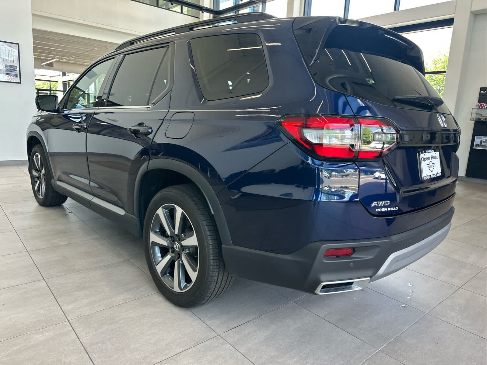 Used 2025 Honda Pilot Touring image 4