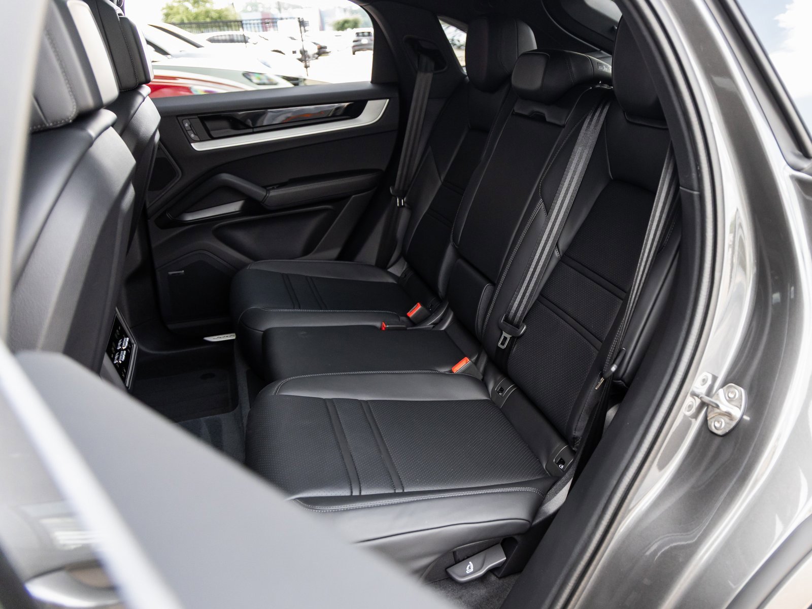 Certified 2025 Porsche Cayenne Coupe image 36