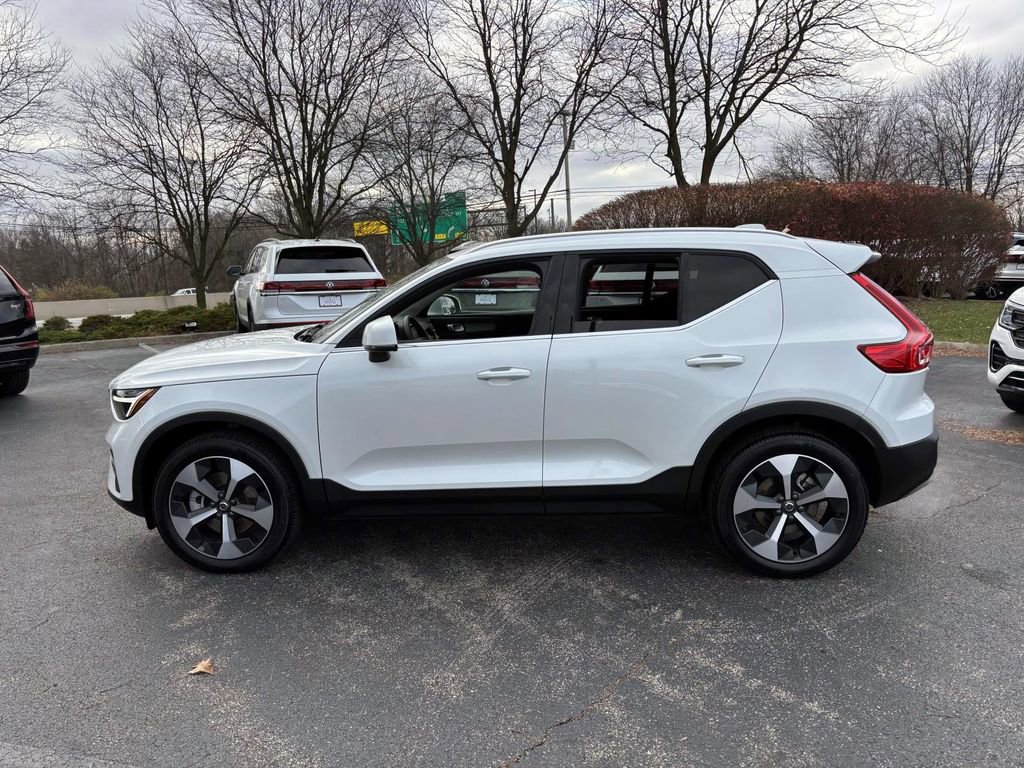 Used 2025 Volvo XC40 B5 Core w/ Protection Package Premier image 4