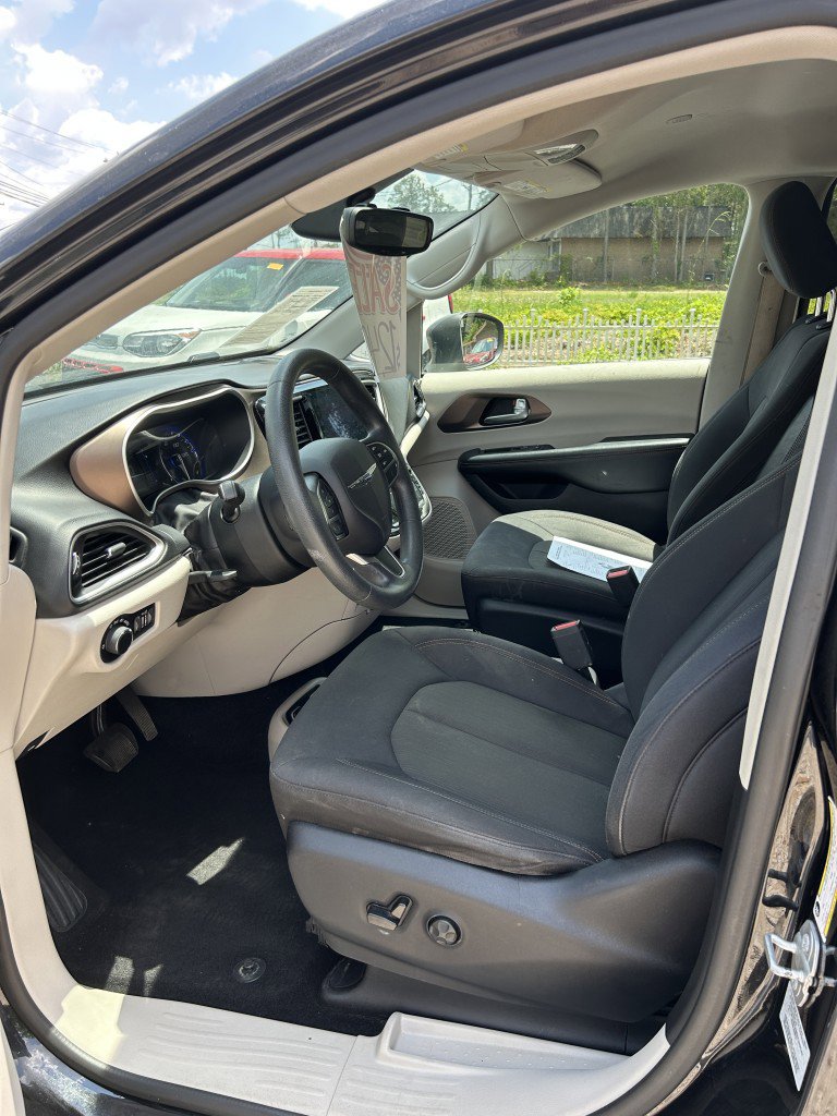 Used 2017 Chrysler Pacifica Touring FWD image 11
