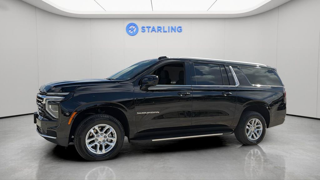 Used 2025 Chevrolet Suburban LS RWD image 2