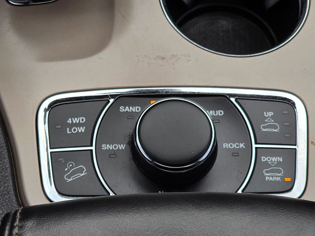 Used 2015 Jeep Grand Cherokee Overland AWD/4WD image 15