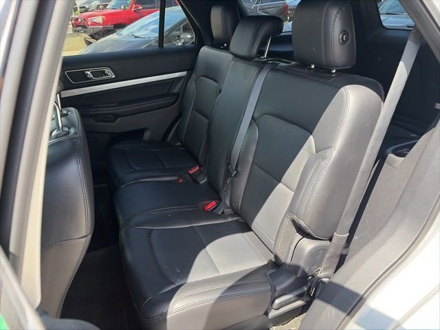 Used 2017 Ford Explorer XLT w/ Equipment Group 202A FWD image 31