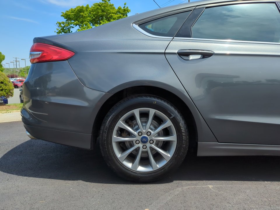 Used 2017 Ford Fusion SE w/ Fusion SE Technology Package FWD image 22