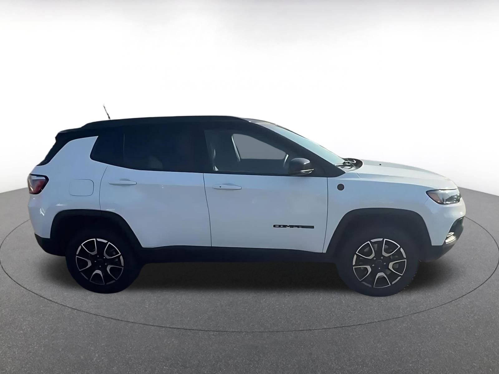 Used 2025 Jeep Compass Trailhawk image 14