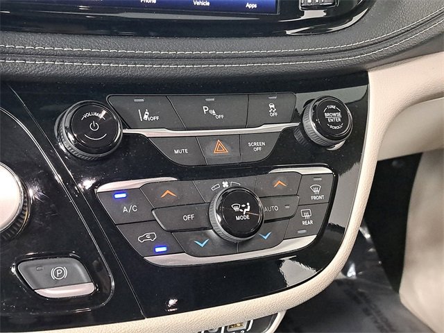 Used 2023 Chrysler Pacifica Touring-L image 29