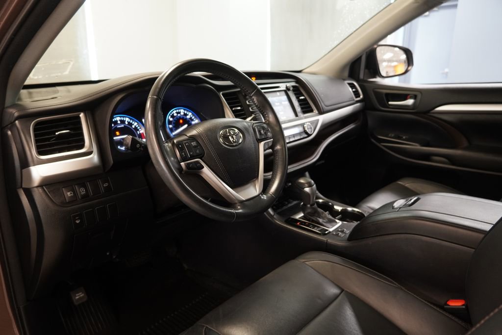 Used 2017 Toyota Highlander XLE AWD/4WD image 7