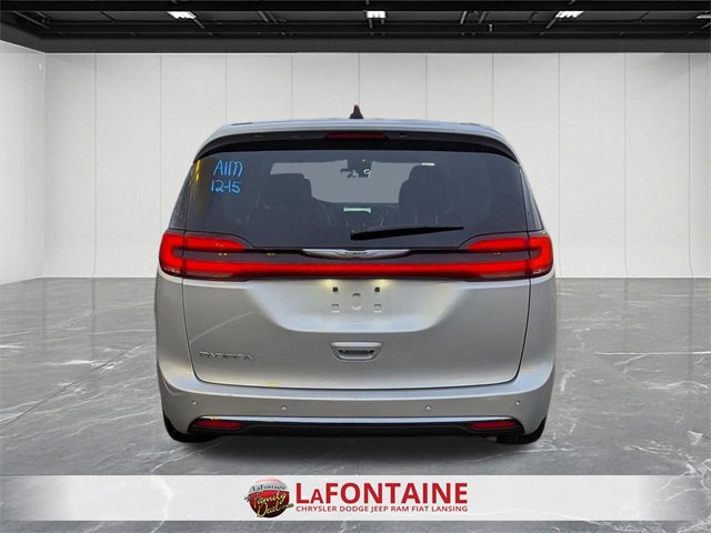 Used 2024 Chrysler Pacifica Touring-L image 4