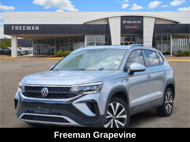 Used 2024 Volkswagen Taos SE w/ MDO Package FWD image 1