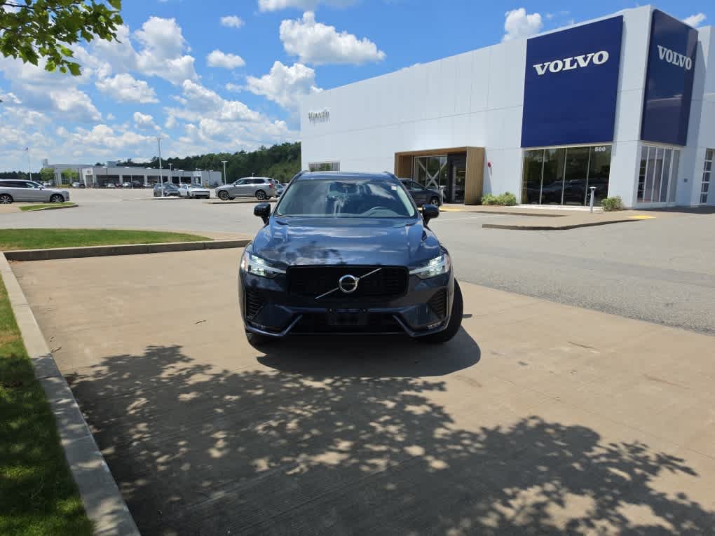 Used 2024 Volvo XC60 B5 Core w/ Protection Package Premier AWD/4WD image 3