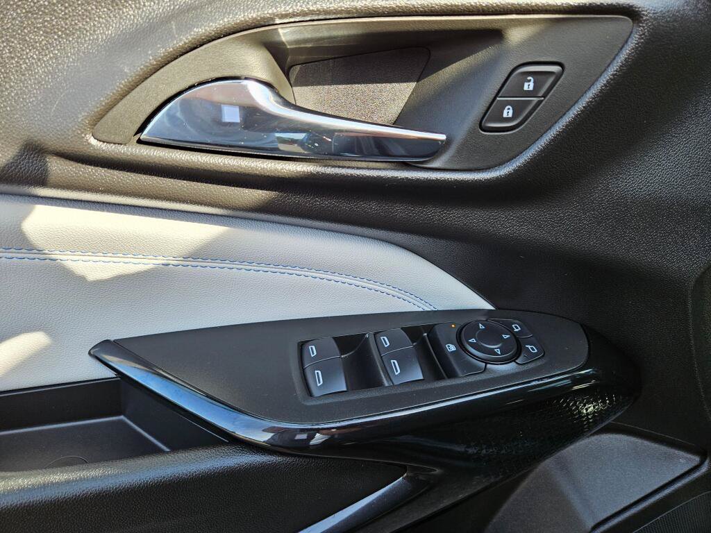 Used 2025 Chevrolet Trax LT FWD image 19