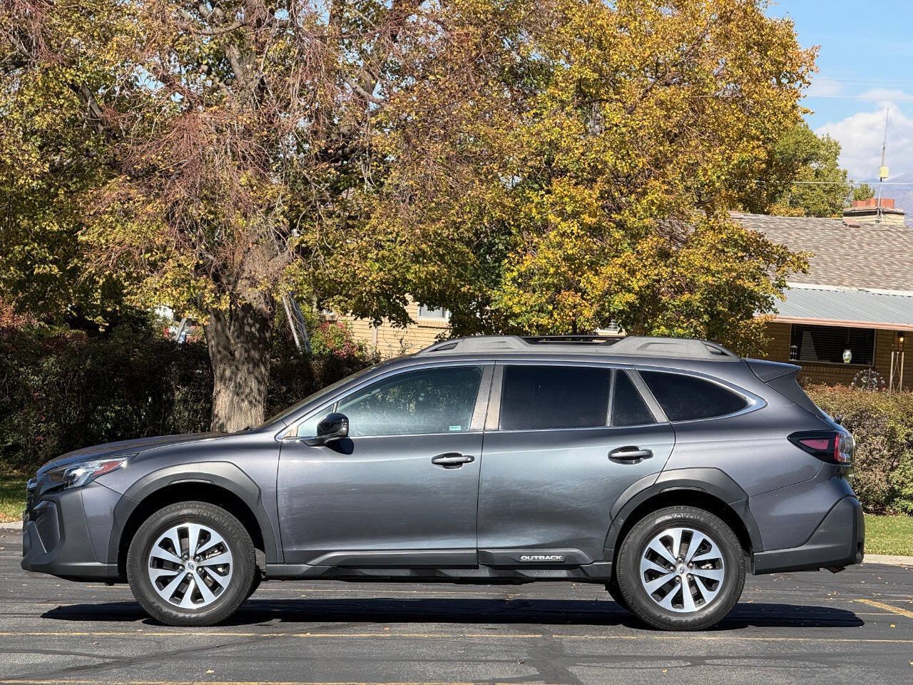 Used 2023 Subaru Outback Premium AWD/4WD image 2
