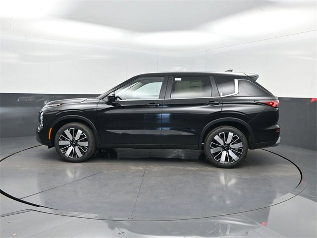 New 2025 Mitsubishi Outlander SE image 2