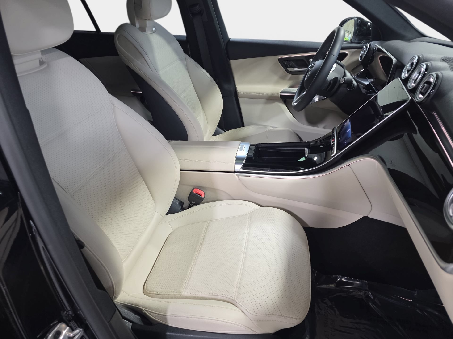 Used 2025 Mercedes-Benz GLC 300 4MATIC image 10