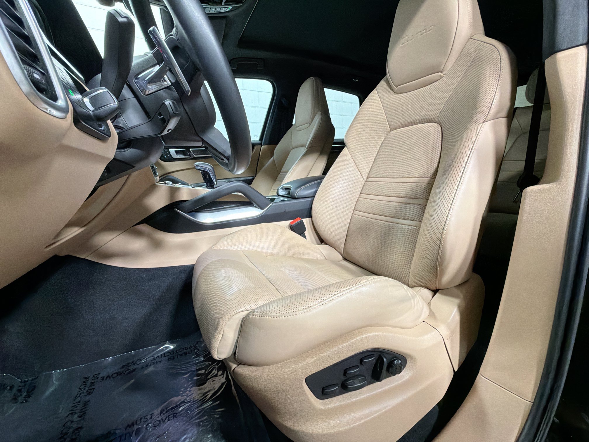 Certified 2023 Porsche Cayenne Turbo AWD/4WD image 5
