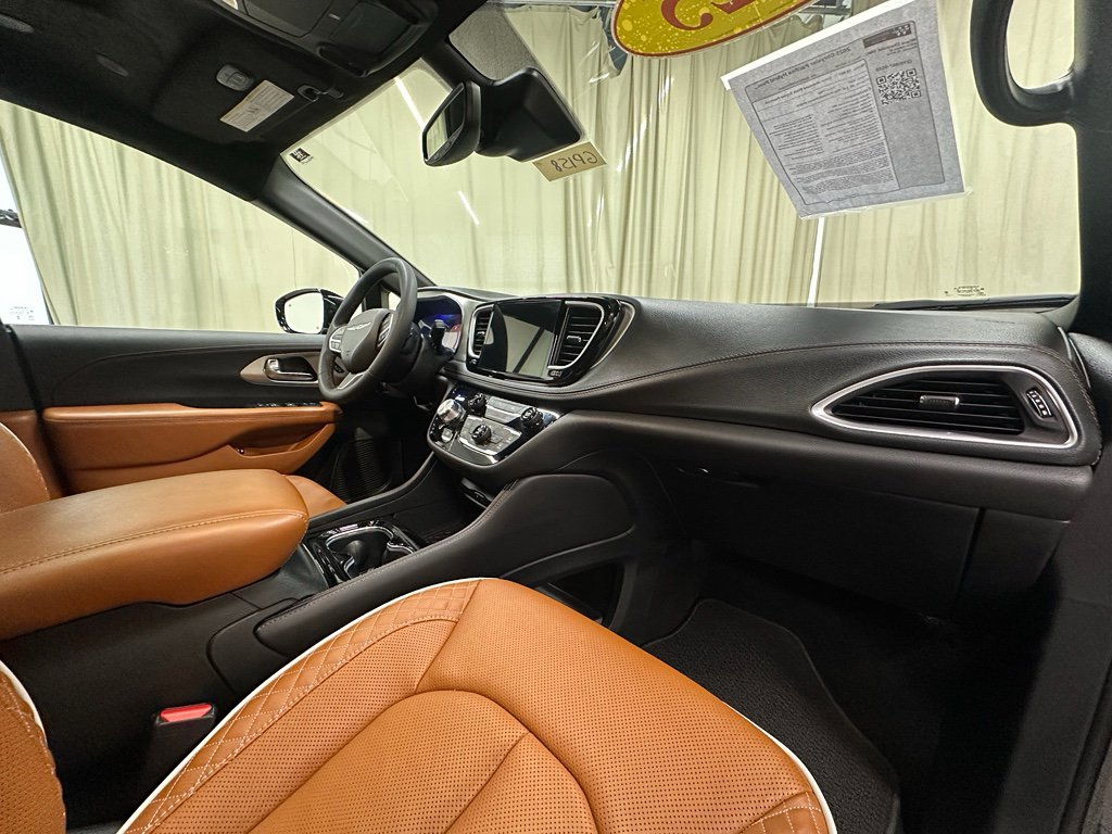 Used 2025 Chrysler Pacifica Pinnacle image 17