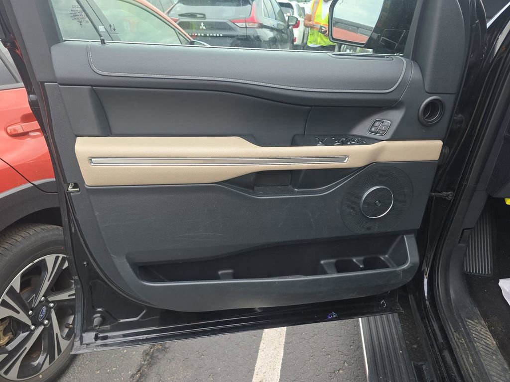 Used 2023 Ford Expedition Limited image 16