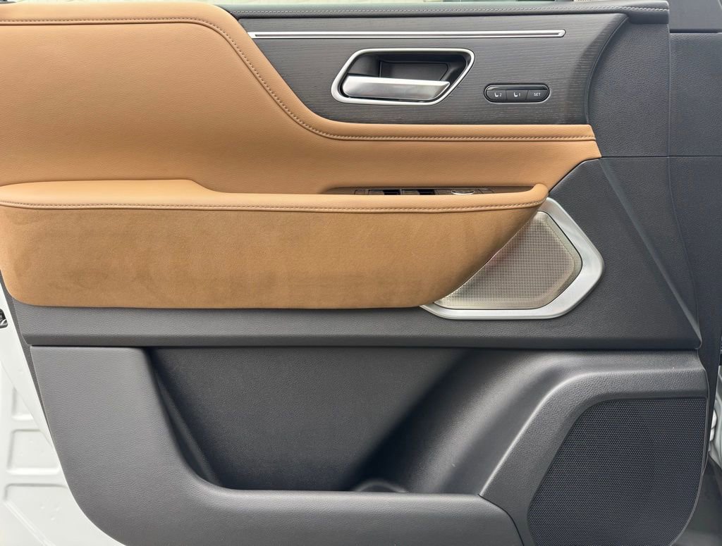 Used 2025 INFINITI QX80 Sensory image 11