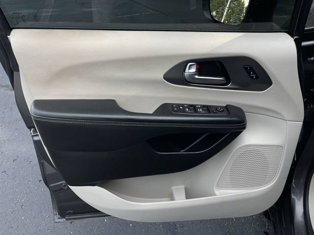 Used 2022 Chrysler Pacifica Touring-L FWD image 21