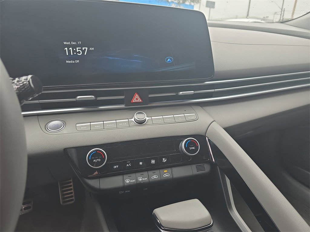 Used 2025 Hyundai Elantra SEL image 19