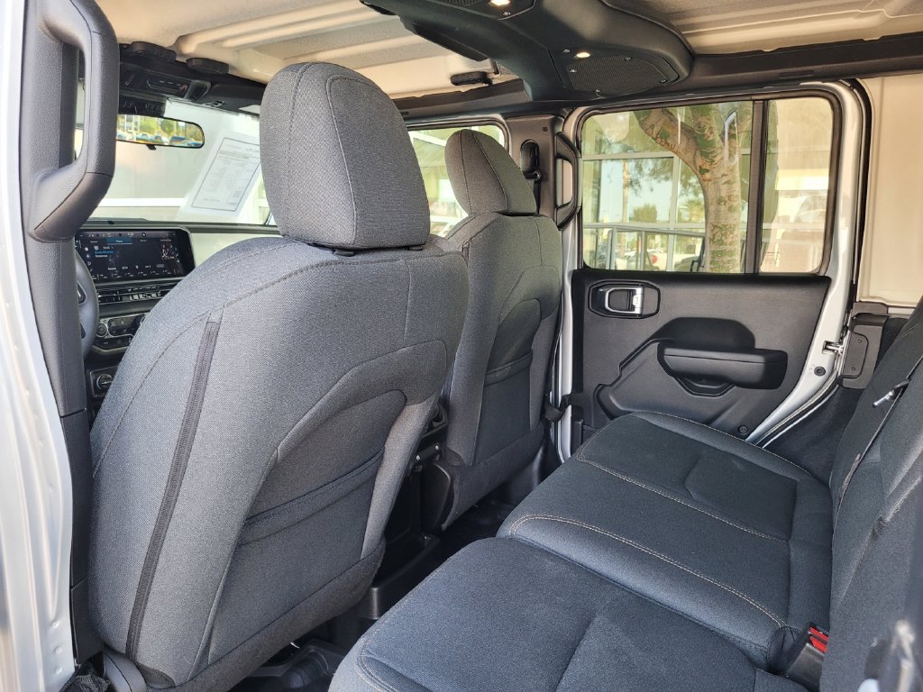 Used 2024 Jeep Wrangler Unlimited w/ Convenience Group AWD/4WD image 16