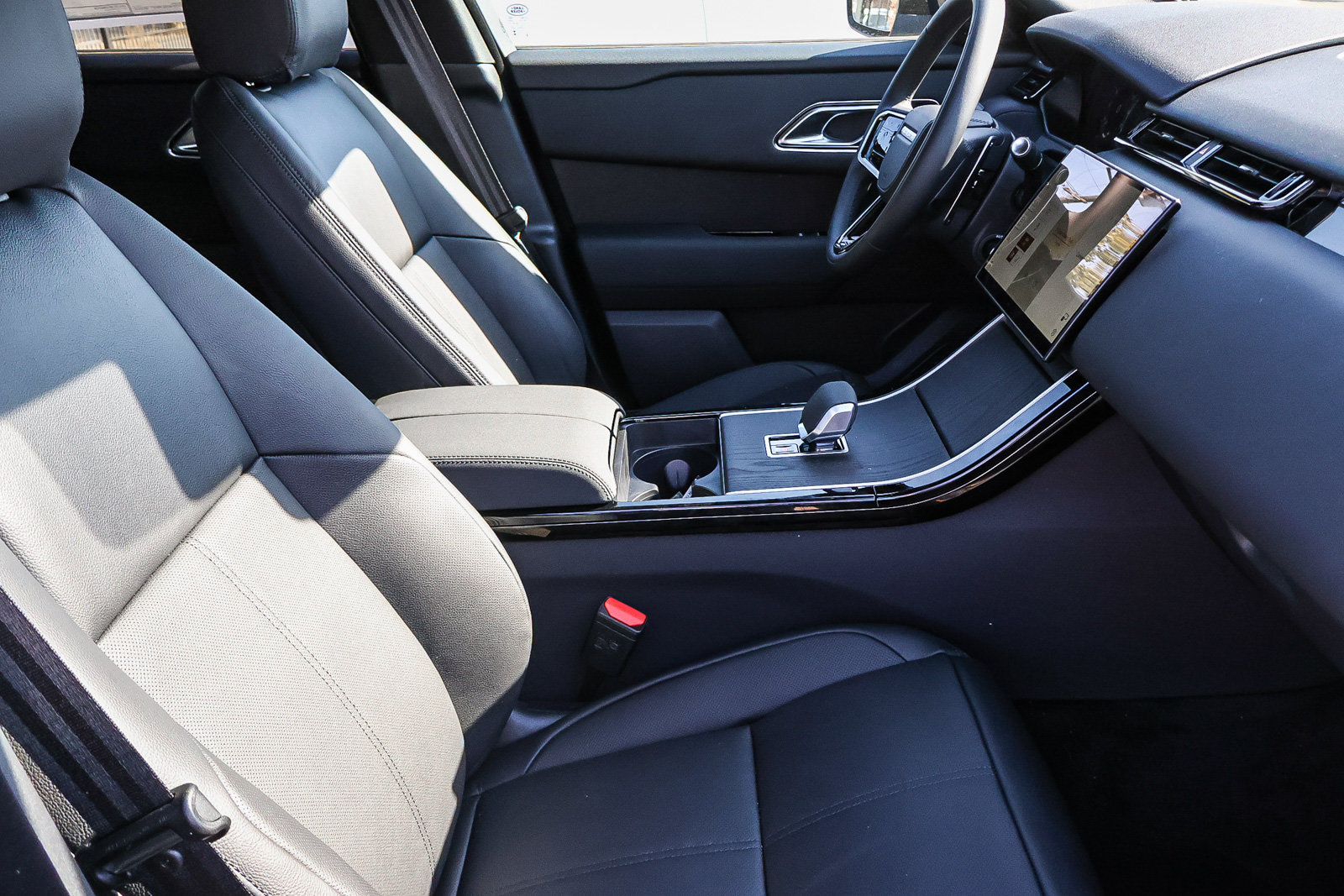 New 2026 Land Rover Range Rover Velar S AWD/4WD image 17