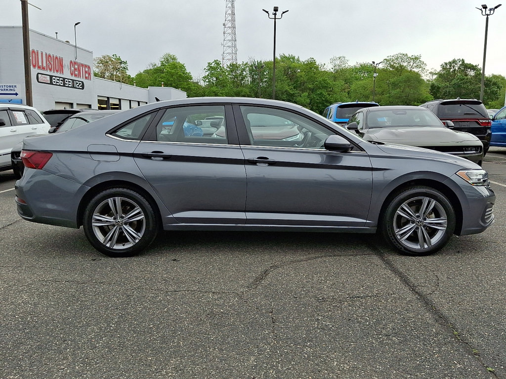 Used 2024 Volkswagen Jetta SE FWD image 2