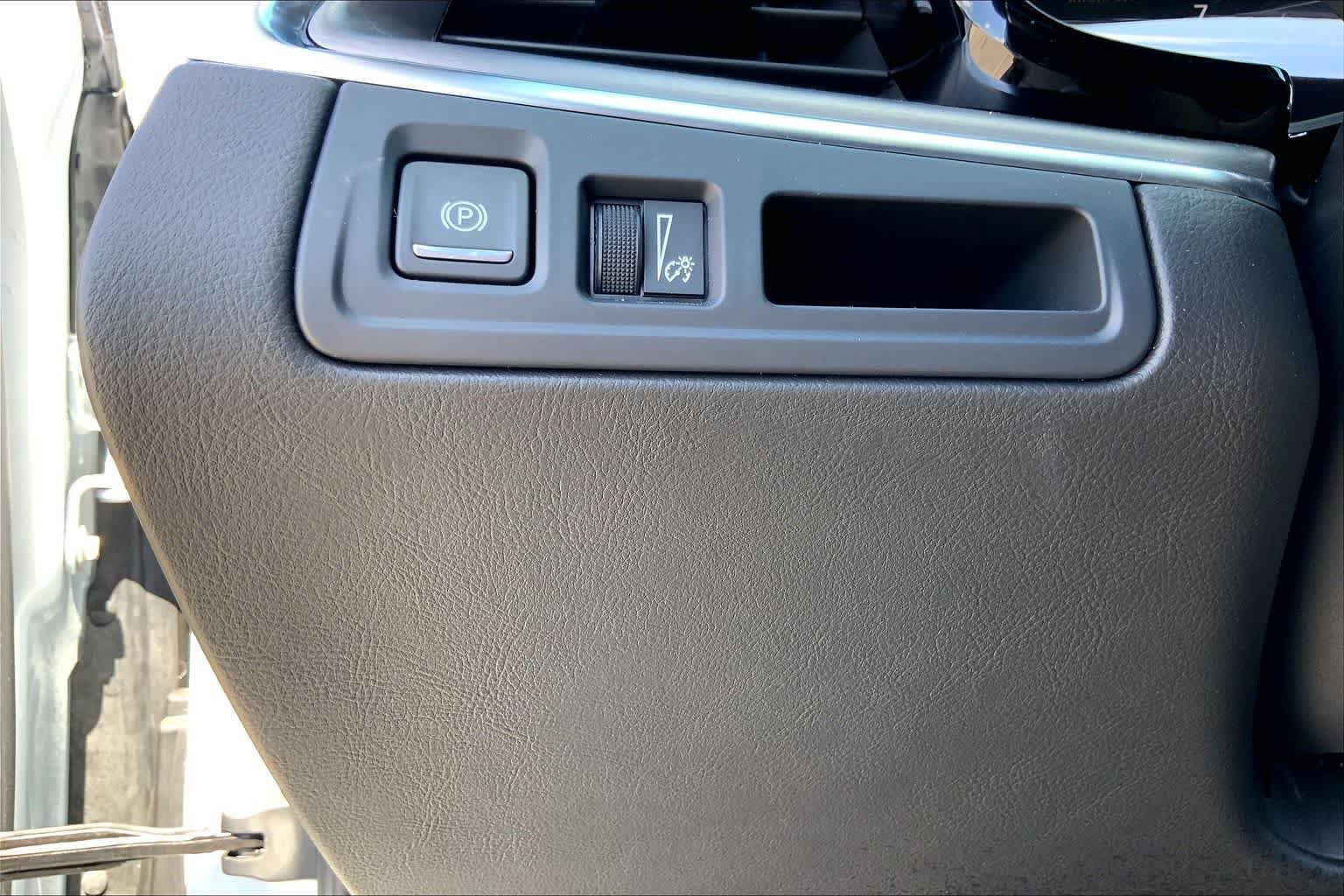 Used 2025 Cadillac XT5 Luxury w/ LPO, Floor Liner Package FWD image 33
