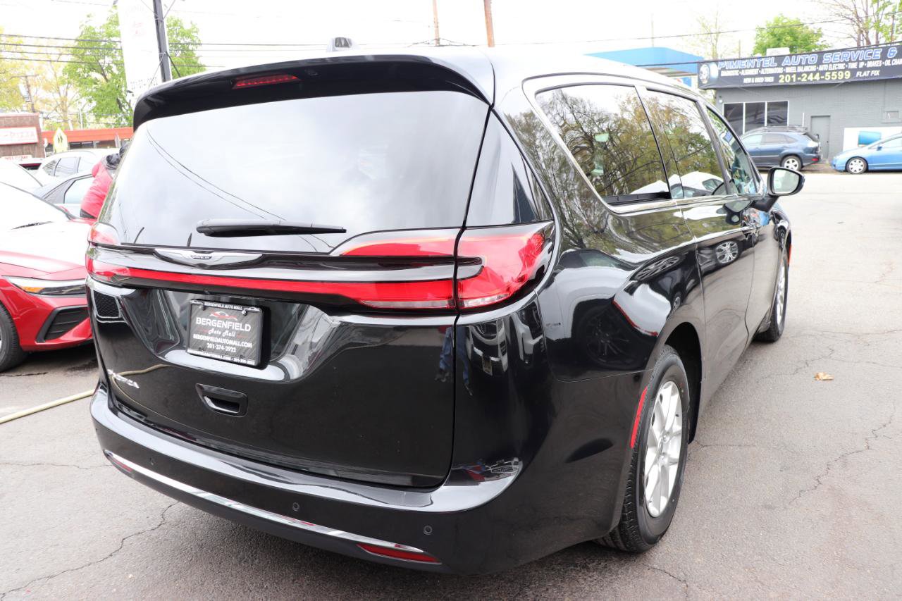 Used 2023 Chrysler Pacifica Touring-L image 5
