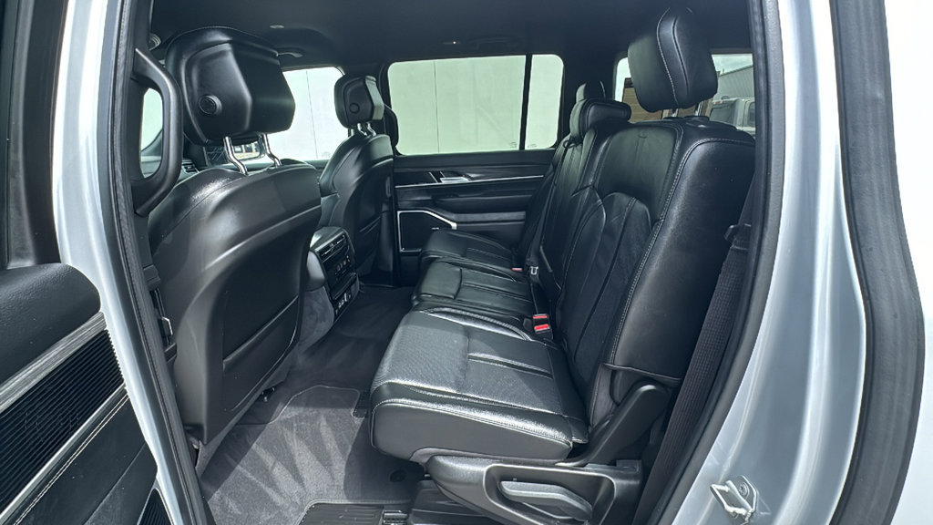 Used 2024 Jeep Wagoneer L Series II w/ Flexible Seating Group RWD image 16