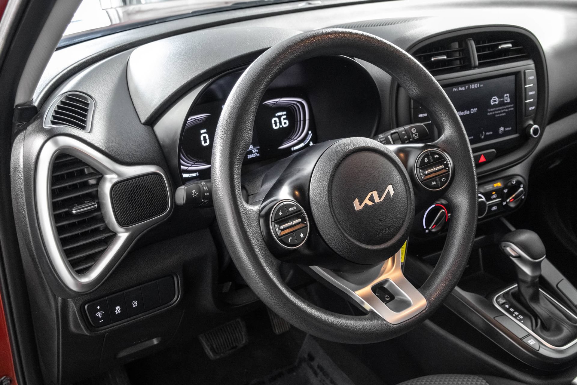 Used 2024 Kia Soul LX FWD image 31