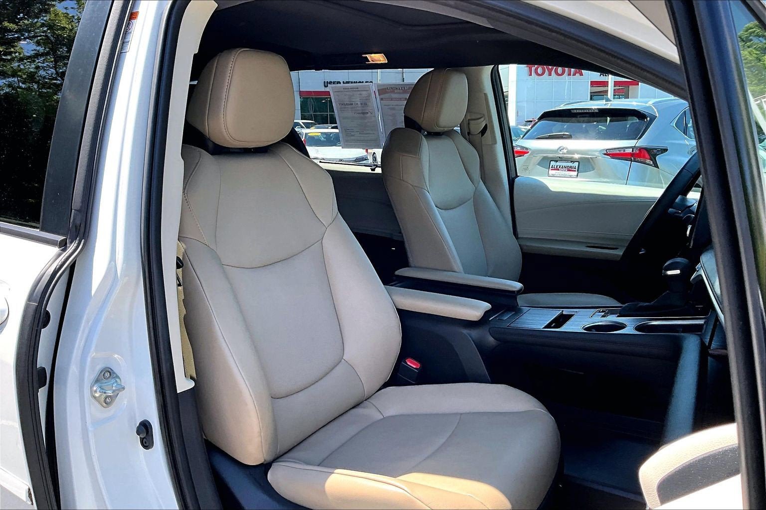 Used 2023 Toyota Sienna XLE FWD image 7